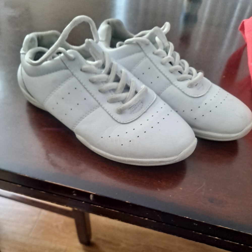 Cheer shoes
